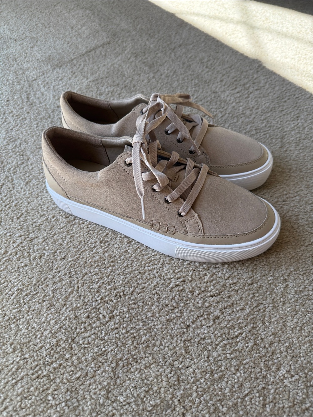 NWT Ugg size 9 “Zilo” platform lace up tan casual sneakers